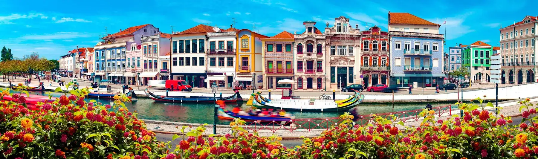 Canais históricos de Aveiro com barcos moliceiros, Portugal