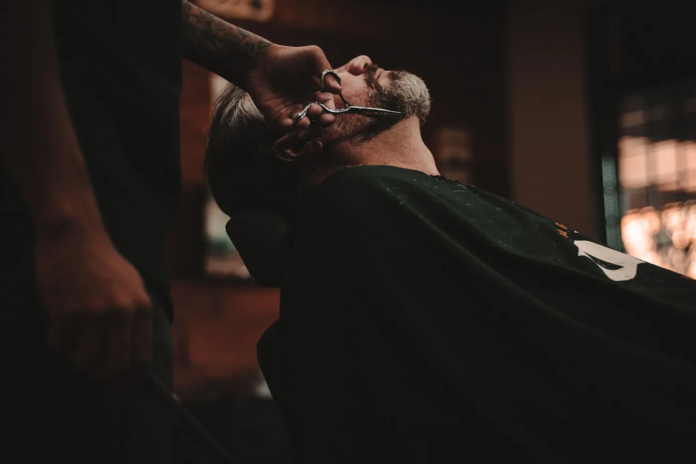 Interior moderno de barbearia profissional