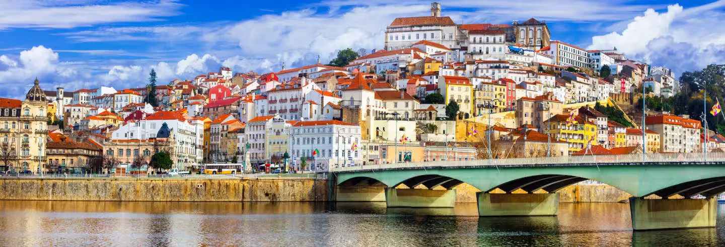 Vista de Coimbra junto ao Rio Mondego, Portugal