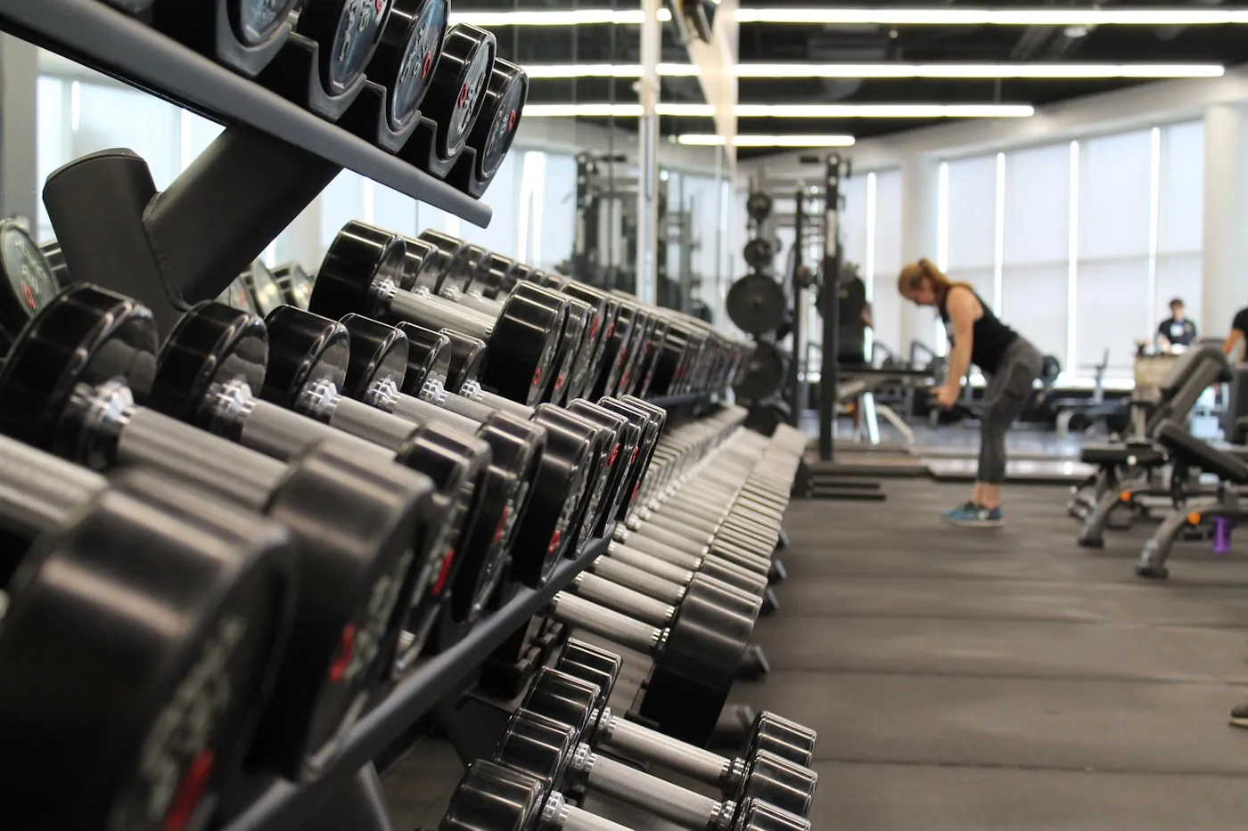 Interior de ginásio com equipamento de fitness profissional