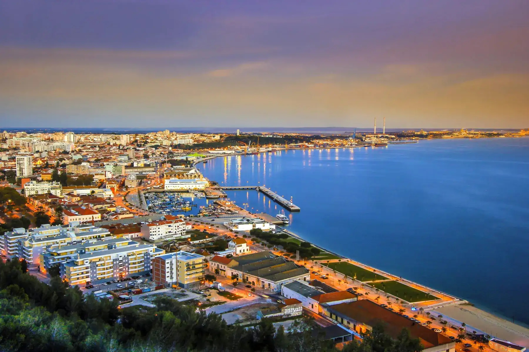 Vista da cidade de Setúbal no estuário do Sado, Portugal