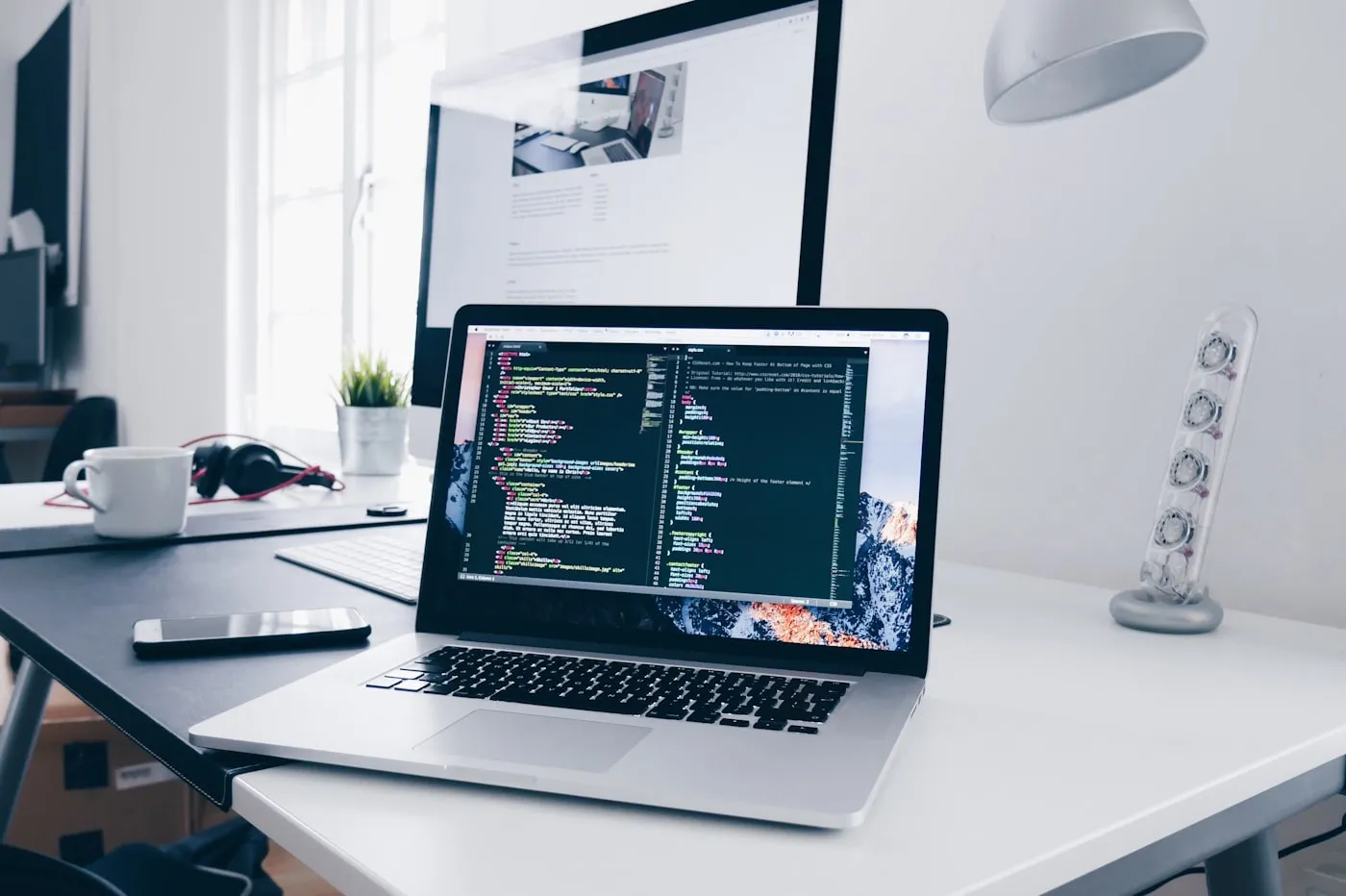 Laptop num café — web design para negócios locais